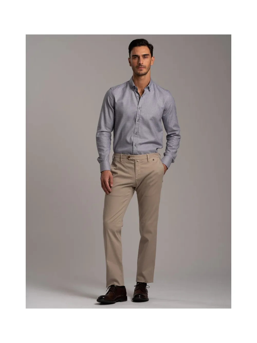 Pantalone uomo chinos realizzato in tessuto armaturato stretch